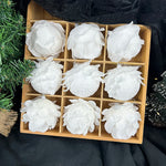 Boules de Noël catholique en Mousse Blanche avec Plumes - 8 cm - Vignette | La Paroissienne