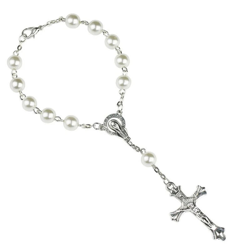 Un bracelet délicat en perles et crucifix BLANC