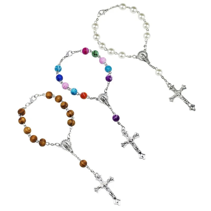 Un bracelet délicat en perles et crucifix
