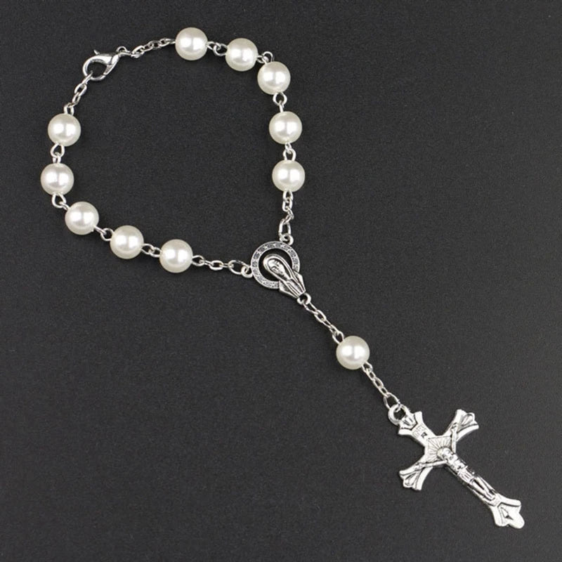 Un bracelet délicat en perles et crucifix BLANC