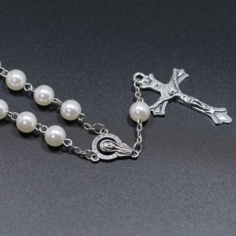 Un bracelet délicat en perles et crucifix BLANC