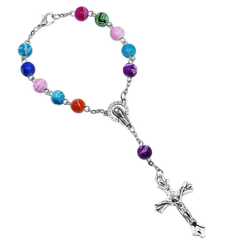 Un bracelet délicat en perles et crucifix MULTICOLORE