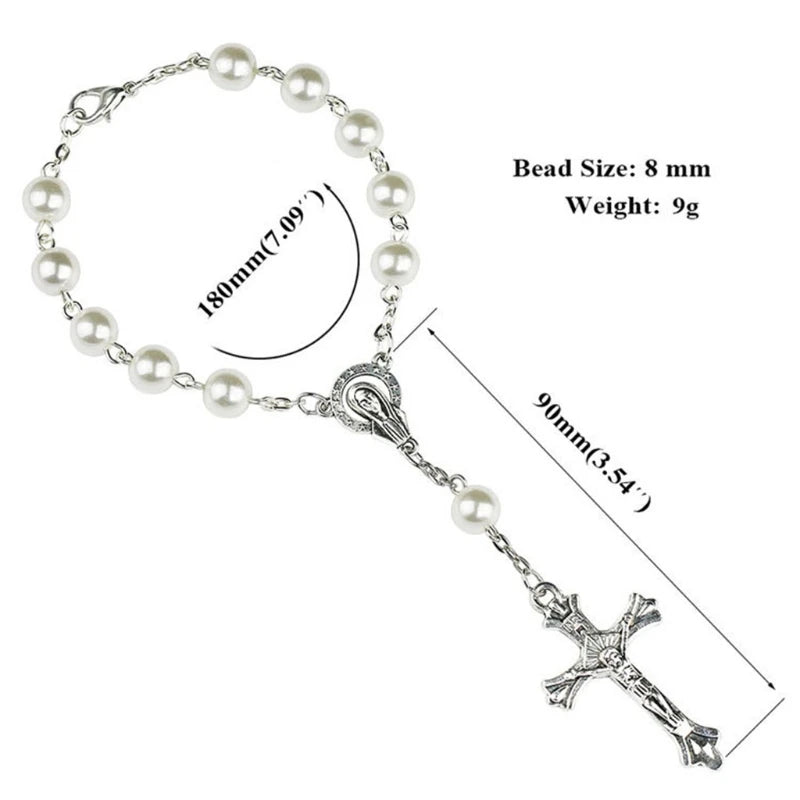 Un bracelet délicat en perles et crucifix taille et poids